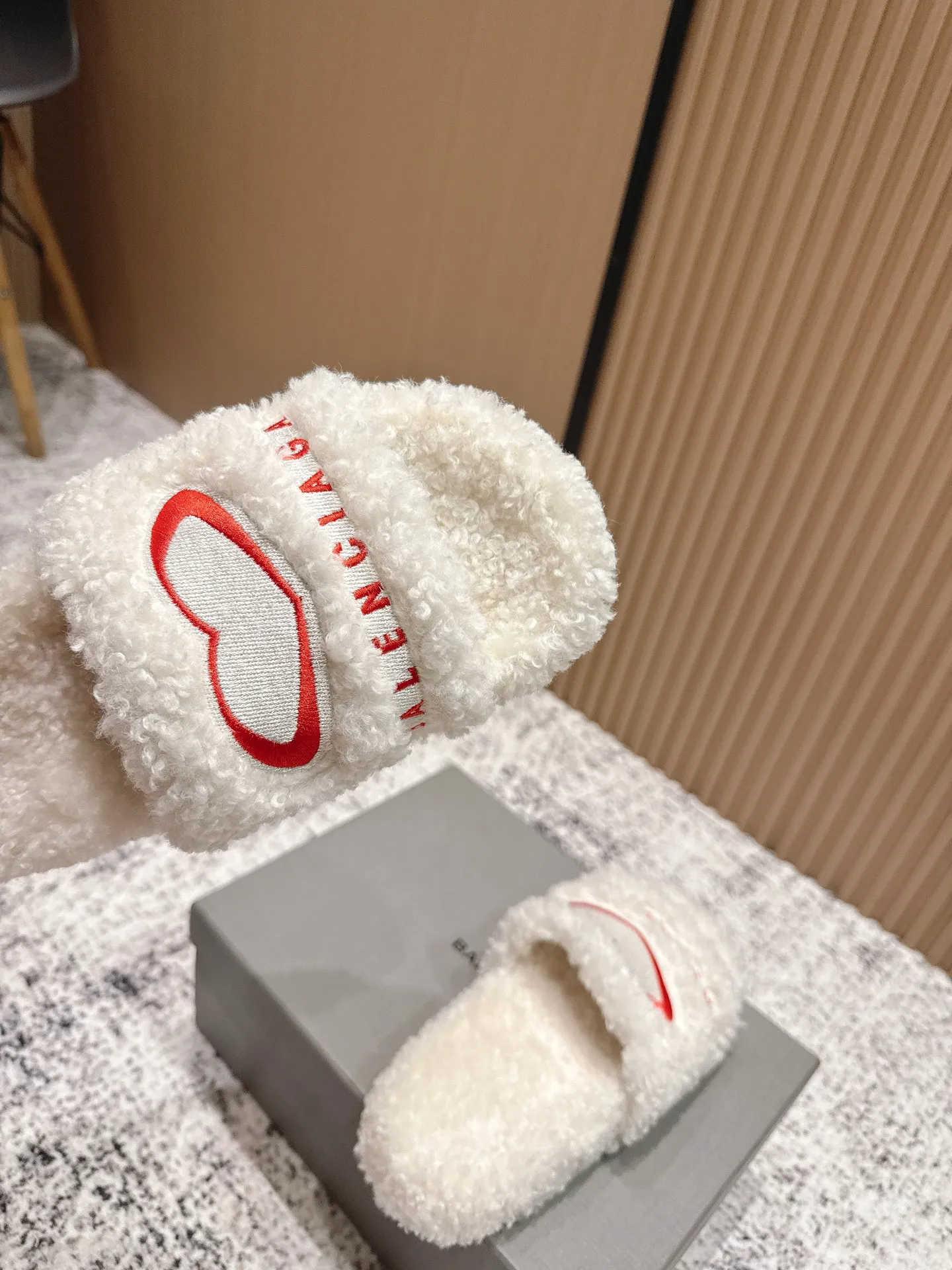 Factory direct sales p380🐘🐘Women's shoes, women's clothing, top version BALENCIAGA ~ Balenciaga fur slippers with new Balenciaga political Campaign logo embroidery! A favorite among European and American celebrities, celebrities, and internet celebrities, the upper is exquisite, hand-sewn and threaded, fluffy and soft against the skin.  This can be worn all year round! Wear it with socks in spring, autumn and winter, or wear it alone in summer. It looks good and is comfortable. The upper is wide, showing your feet and calves, and stepping into it is like bare feet on a carpet. It really matches, wears, and looks so good. When you put it on, it looks casual and simple fashion. It has a high-end feel and is invincible when you go out on the street! Size: 35-40